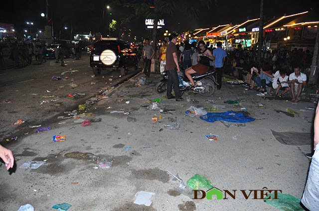 Hạ Long ngập rác sau đêm hội Carnaval